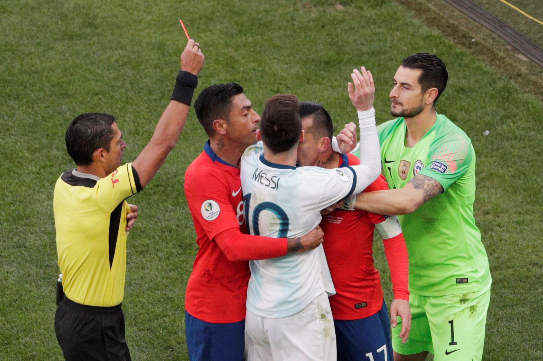 ليونيل ميسي اثناء رفع الكرت الأحمر عليه