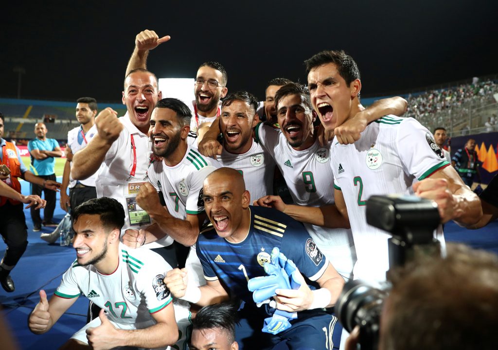 الجزائر تحجز بطاقة العبور إلى الربع النهائي