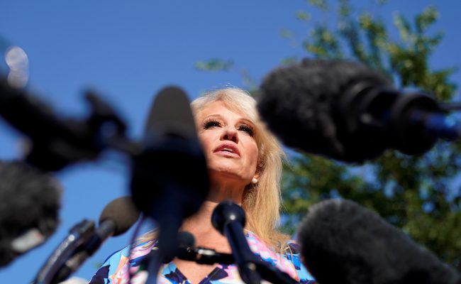 مساعِدة لترامب تسأل صحفياً يهودياً: ما العِرق الذي تنتمي إليه؟ كان سأل عن نائبات الكونغرس اللائي «عليهن العودة لبلدانهن الأصلية»