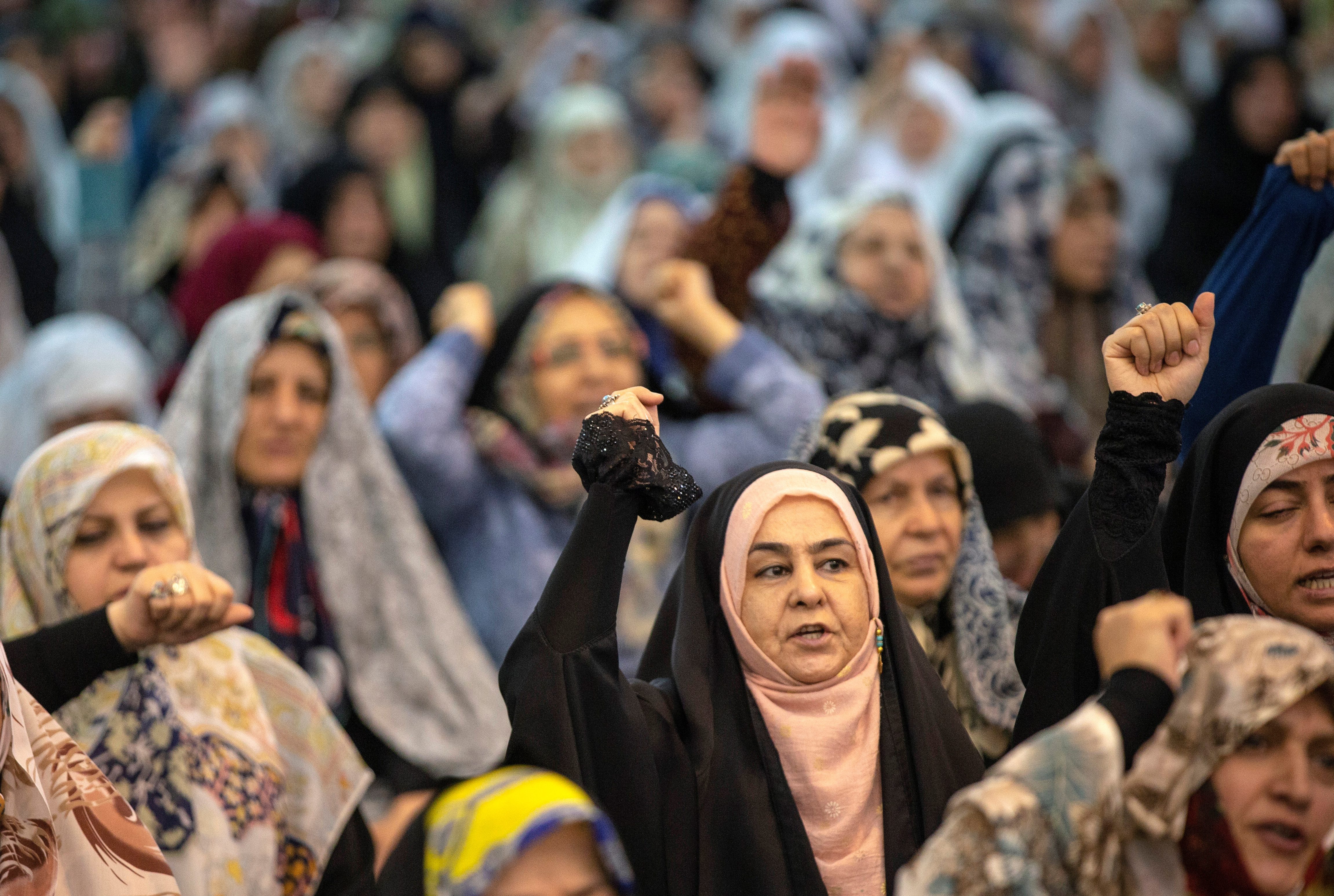 إيران تعتقل امراة مسيحية بسبب الحجاب