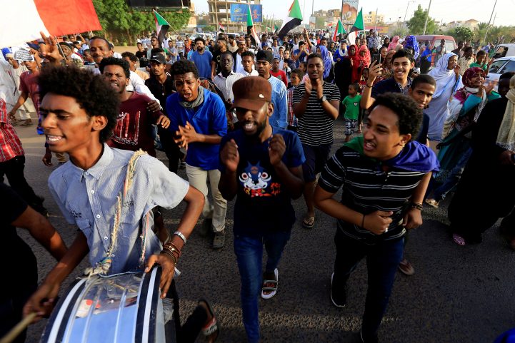 المتظاهرين في السودان/ رويترز
