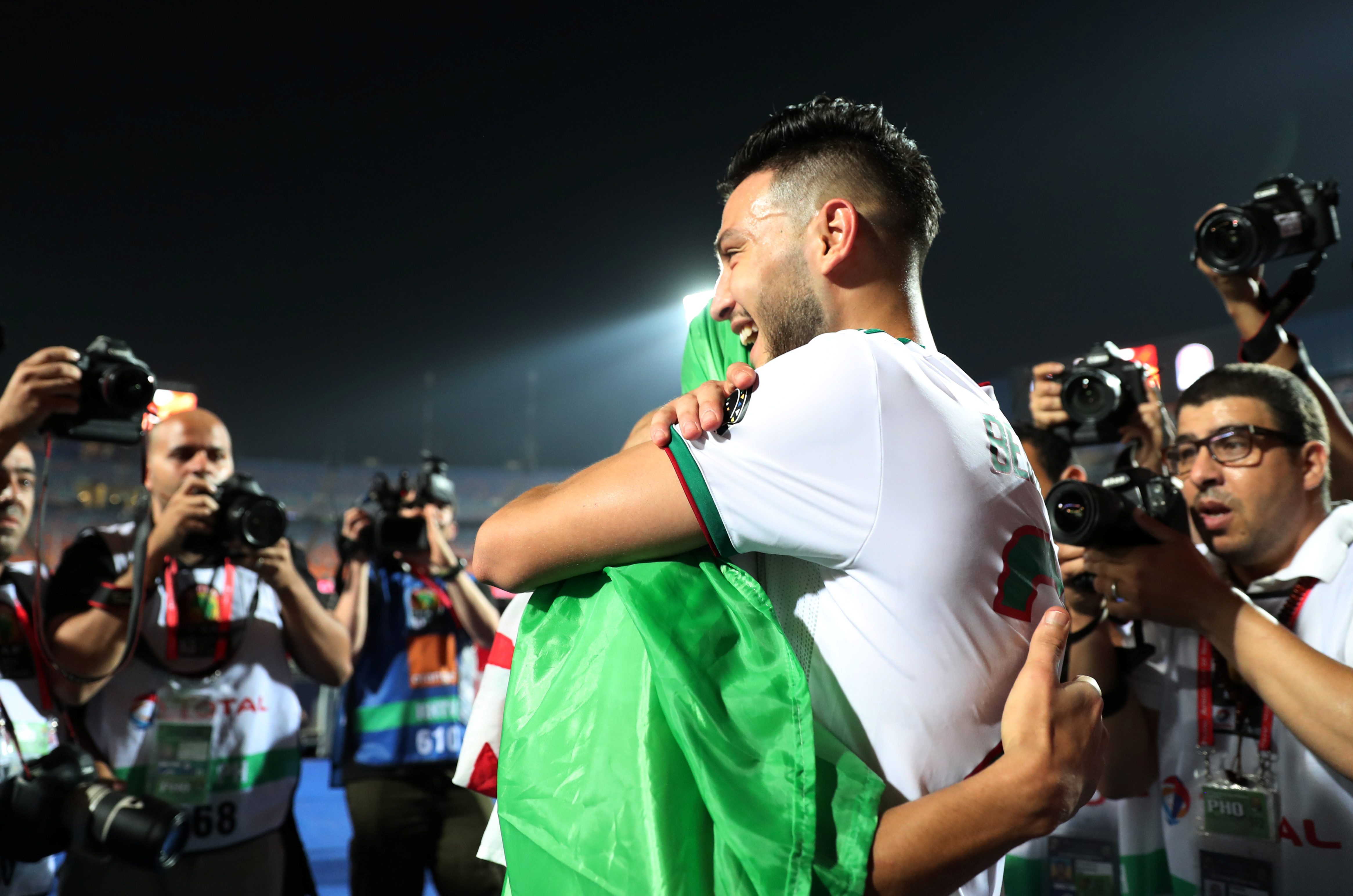 احتفال الجزائريين بفوز فريقهم ببطولة كأس افريقيا/ رويترز