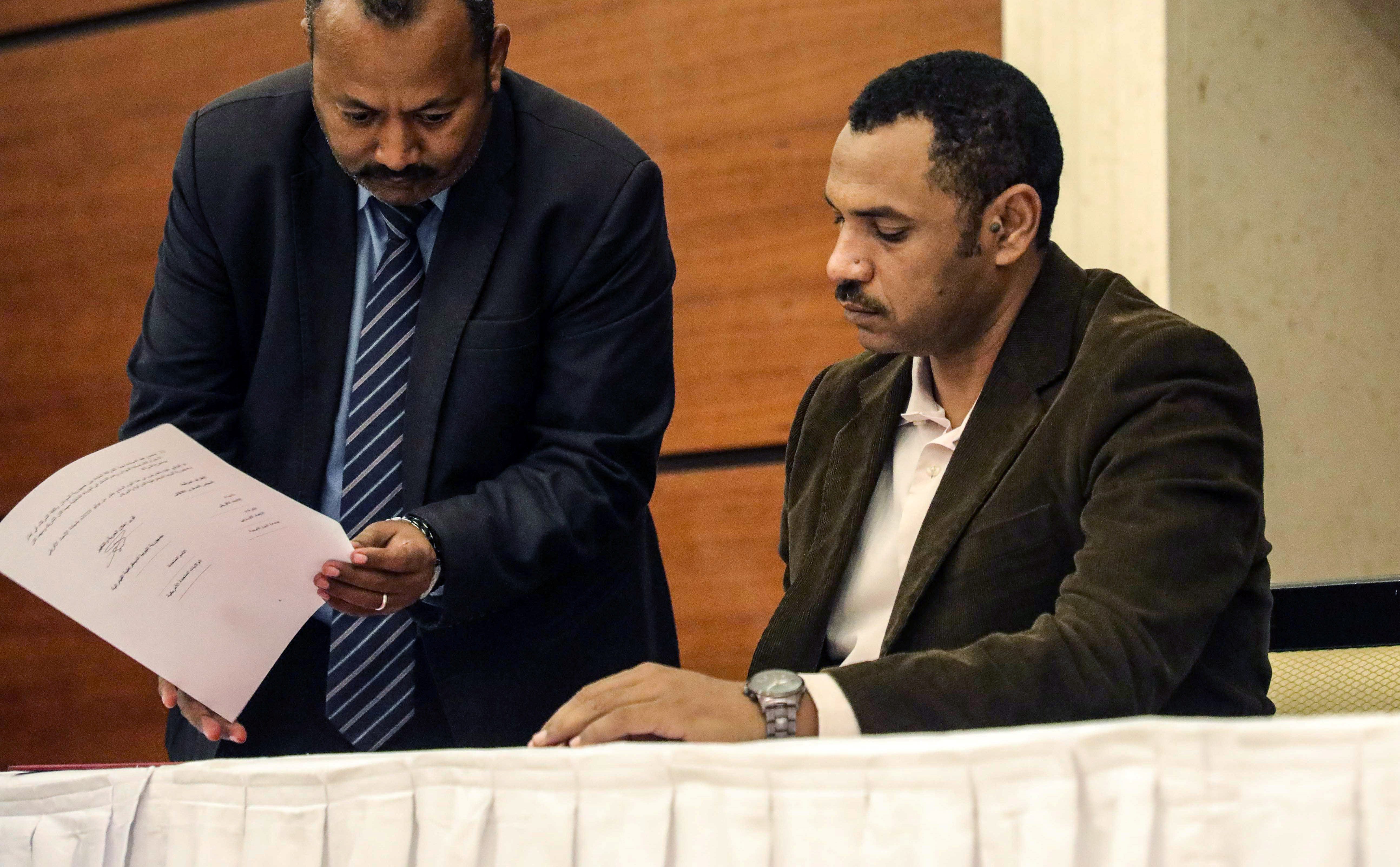 أحمد الربيعة زعيم تحالف تحالف المعارضة السوداني يوقع اتفاقًا سياسيًا كجزء من اتفاق لتقاسم السلطة في الخرطوم