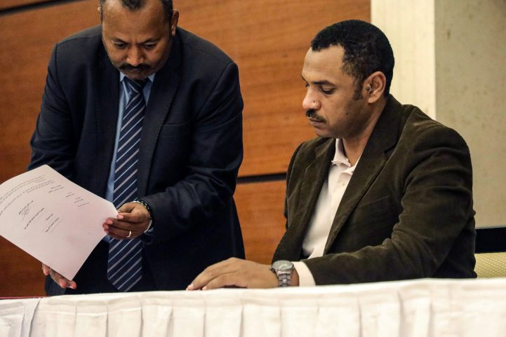 ممثل قوى الحرية والتغيير خلال التوقيع على الاتفاق/ رويترز
