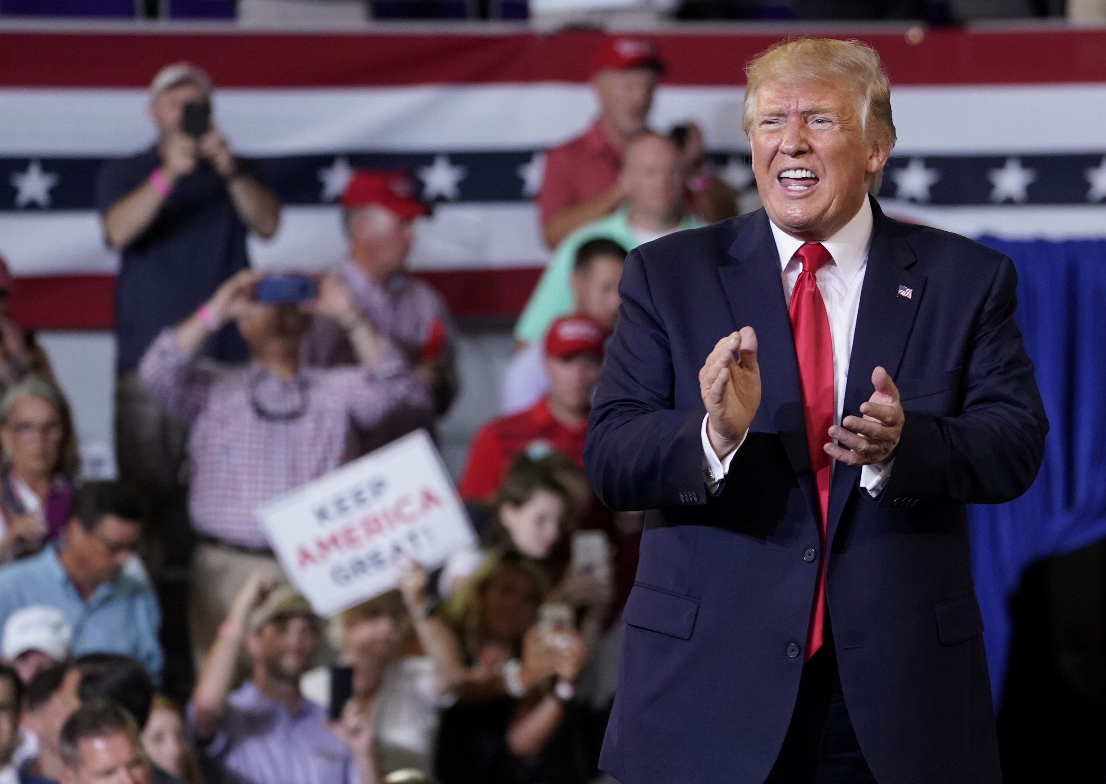 دونالد ترامب مليونير أمريكي يتبرع بسبب تغريدة لترامب