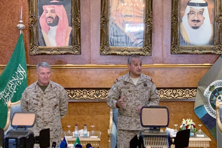 شهدت قاعدة الملك سلطان الجوية، شرقي العاصمة السعودية الرياض، عمليات تحضيرية لدعمها بالمزيد من القوات والأسلحة، وسيتم إرسال قوات أمريكية للقاعدة. (رويترز) 