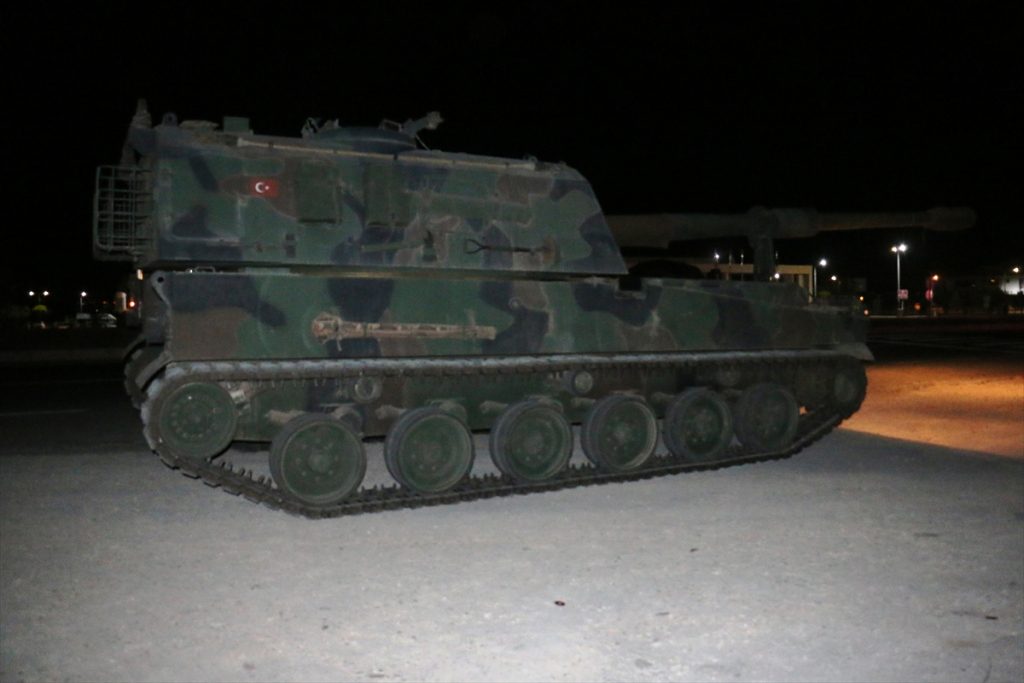 تركيا تدفع بتعزيزات عسكرية جديدة إلى الحدود السورية