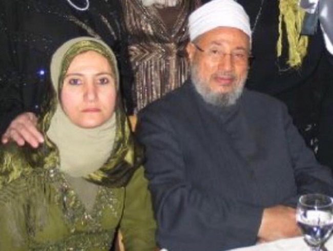 أفرجت عنها لساعات ثم عادت لاعتقالها.. السلطات المصرية تُوجِّه تهماً جديدة لنجلة القرضاوي وتعيد سجنها