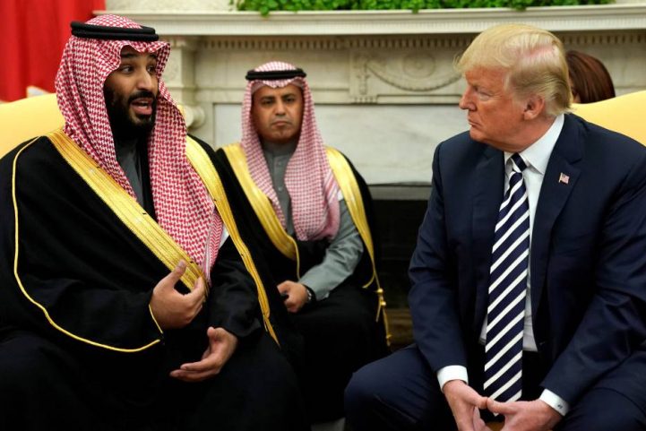 الرئيس الأمريكي دونالد ترامب، وولي العهد السعودي الأمير محمد بن سلمان في لقاء سابق - رويترز