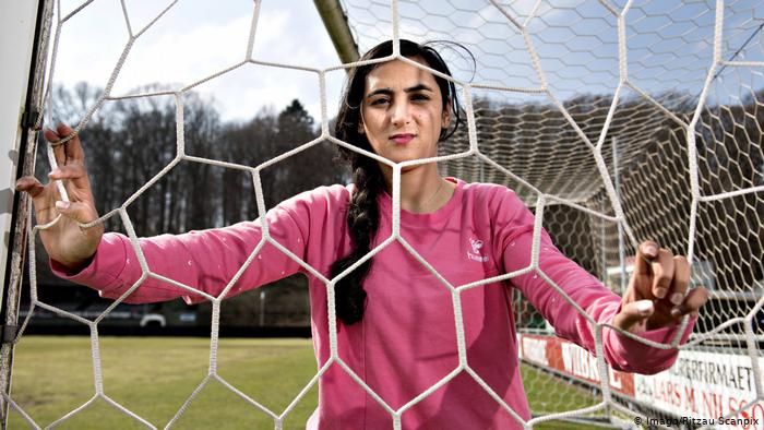 حملة عالمية انتظاراً لنتيجة تحقيق الفيفا.. رئيس اتحاد الكرة الأفغاني يتحرش بلاعبات المنتخب