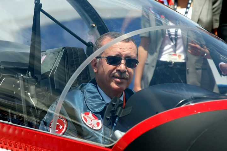 الرئيس التركي رجب طيب أردوغان يتفحص طائرة Vecihi Hürkuş تركية الصنع، أرشيفية/ Getty