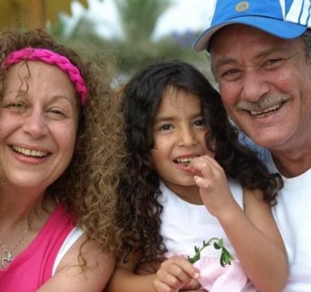 جدة لينا أحمد الفيشاوي تشرح سبب عدم تقديمها العزاء في الفنان الراحل