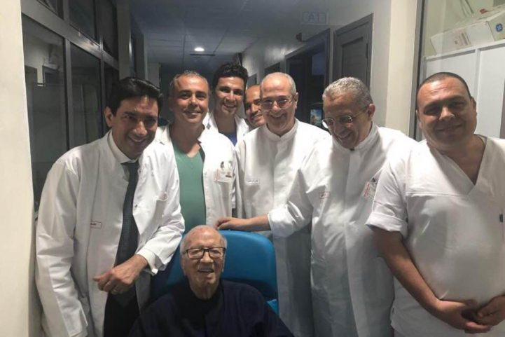السبسي خلال مغادرته المستشفى العسكري/ فيسبوك