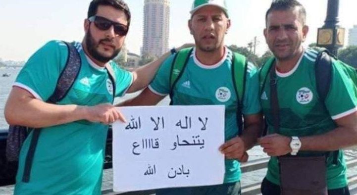وسط الصورة المشجع الجزائري المعتقل/ مواثع التواصل الاجتماعي