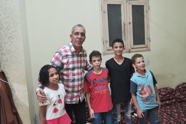 وأطفال من عائلة النجم المصري