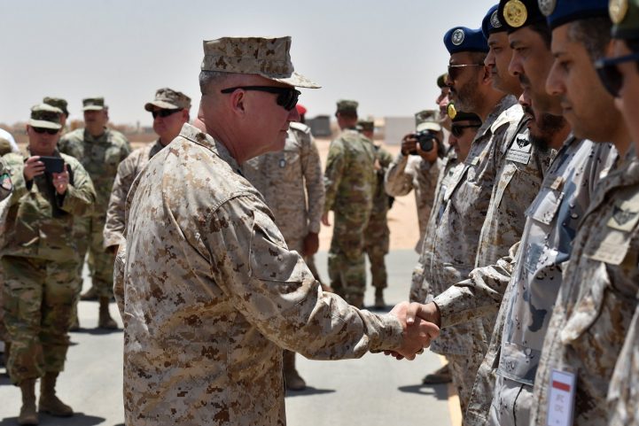 الجنرال كينيث ماكنزي، قائد القيادة المركزية الأمريكية يصافح مسؤولين سعوديين في زيارة لقاعدة عسكرية في الخرج وسط المملكة التي تستعد لاستقبال قوات أمريكية/ AFP