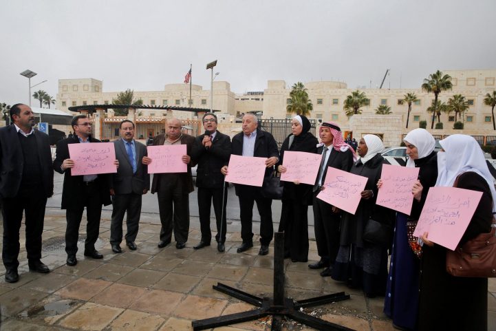 نواب أردنيون يحتجون على نقل السفارة الأمريكية للقدس (أرشيف)/ رويترز