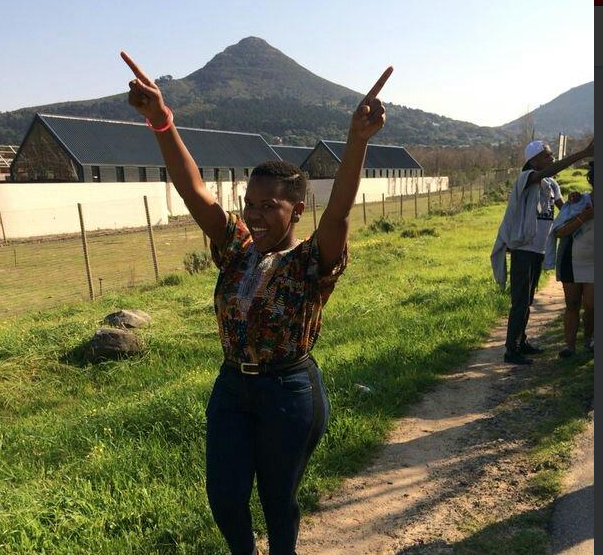 تويتر شابة تعثر أخيها