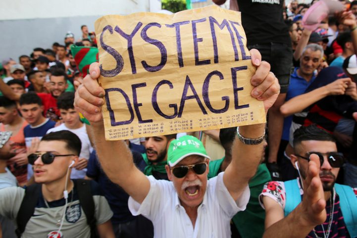 <strong>المحتجون الجزائريون طالبوا برحيل جميع وجوه النظام السابق وحتى الرئيس المؤقت الحالي عبدالقادر بن صالح/ رويترز</strong>