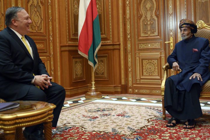 السلطان قابوس ووزير الخارجية الأمريكي مايك بومبيو، يناير الماضي