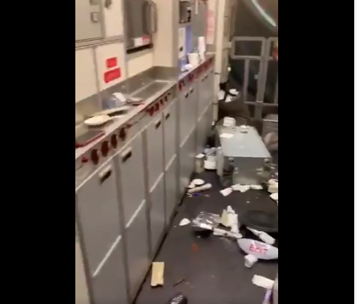 أجواء رعب يعيشها مسافرون بطائرة متجهة إلى الإمارات بسبب مطبات هوائية