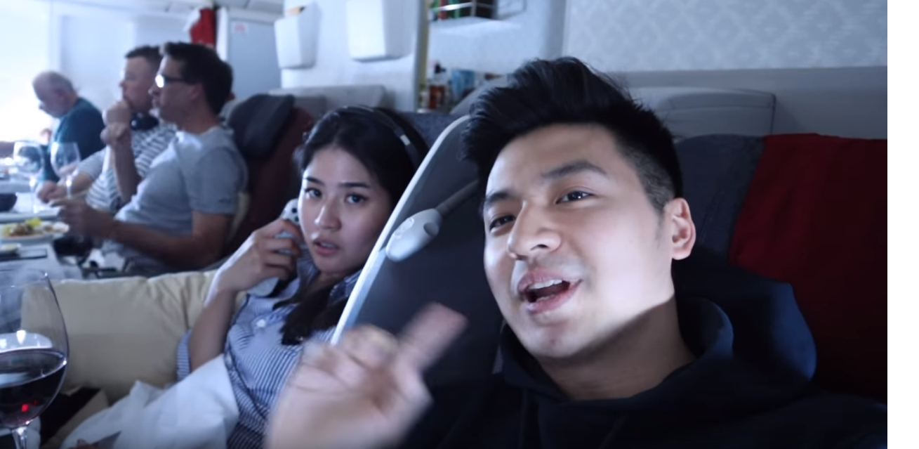 نجم يوتيوب يجلب السخرية للخطوط الجوية الإندونيسية بسبب قائمة طعام مكتوبة باليد