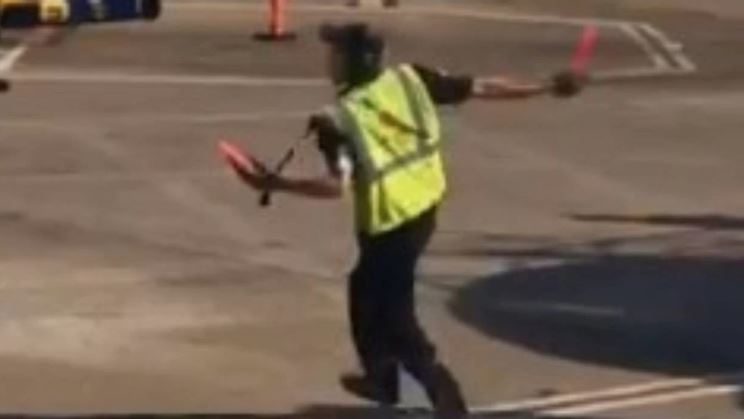 لمحت الراكبة سوزان دورهام للرجل الراقص بحماس ونشرت رقصته على تويتر