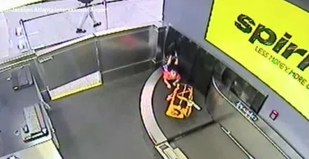 غافل أمّه فجأة ثم اختفى في المطار.. طفل يعلق على حزام الأمتعة لخمس دقائق دون أن ينتبه له أحد