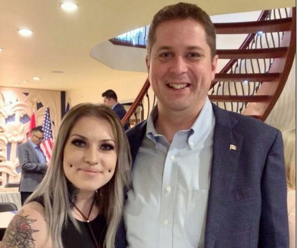 مرشحة كندية تهدي صديقها جمجمة انسانية