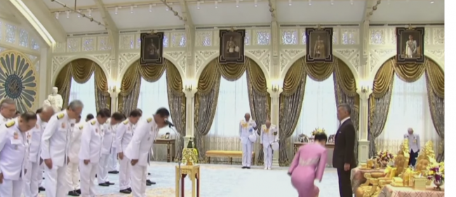 وزراء حكومة تايلاند يسجدون أمام الملك بعد تأديتهم يمين الولاء