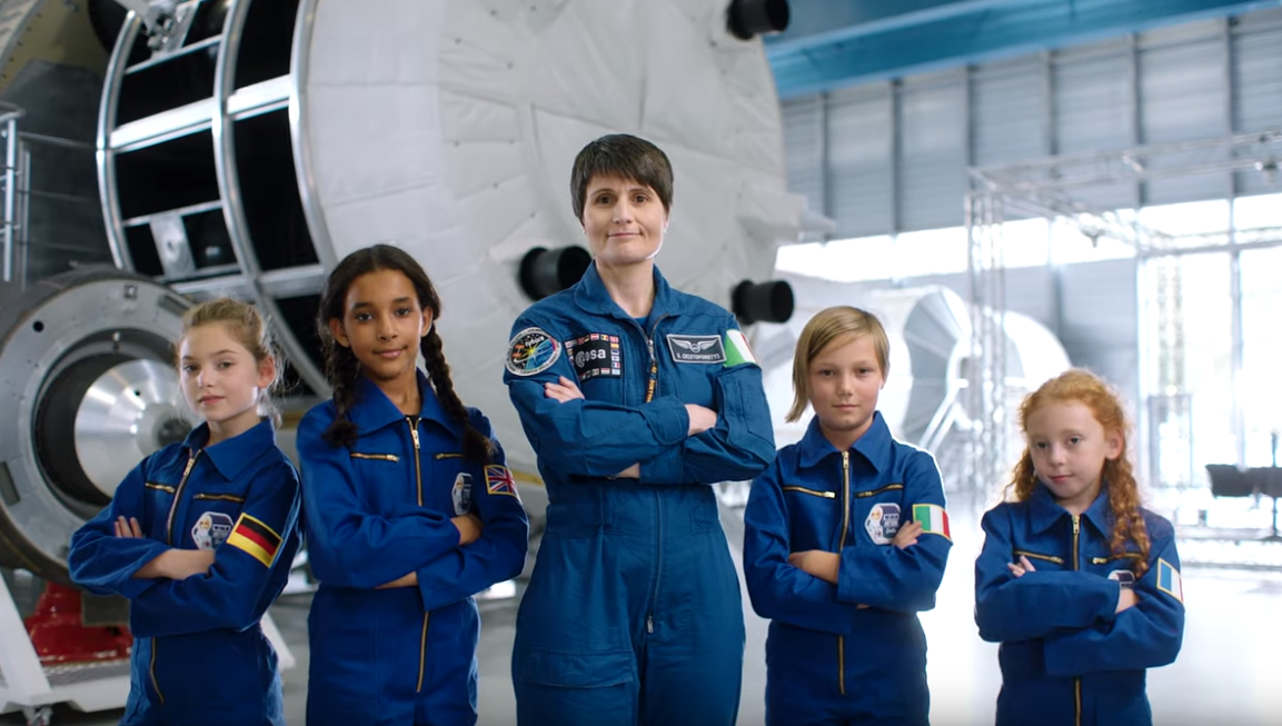 سامانثا كريستوفوريتي باربي تطلق دمية على شكل رائدة فضاء