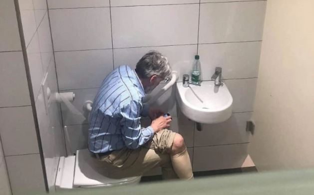 لاعب شطرنج حاصل على لقب «أستاذ كبير» يُضبَط وهو يغش في المرحاض