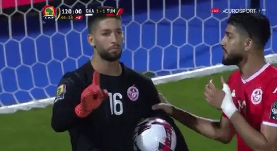 في مشهد مشابه لما فعله كيبا، حارس تونس يبدي رفضاً لقرار استبداله