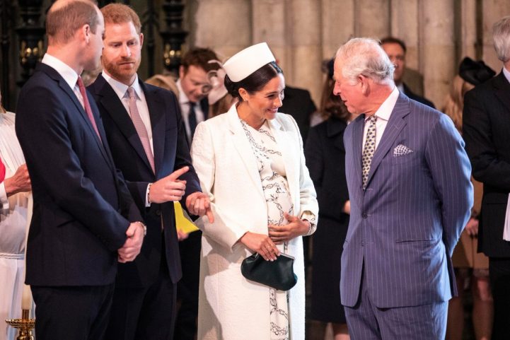 الأمير تشارلز يتحدث مع ميغان ماركل وبجوارها الأمير هاري وشقيقه الأمير ويليام - رويترز