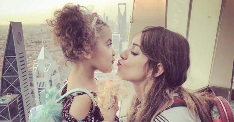 أم أمريكية في السعودية تخسر معركة قضائية تحرمها من ابنتها