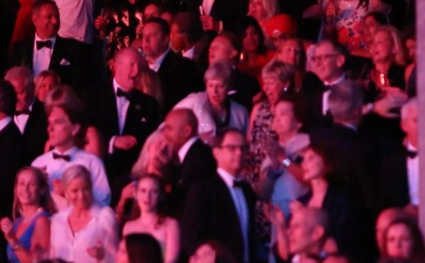 تيريزا ماي ترقص في آخر أيامها في منصب رئيسة وزراء بريطانيا