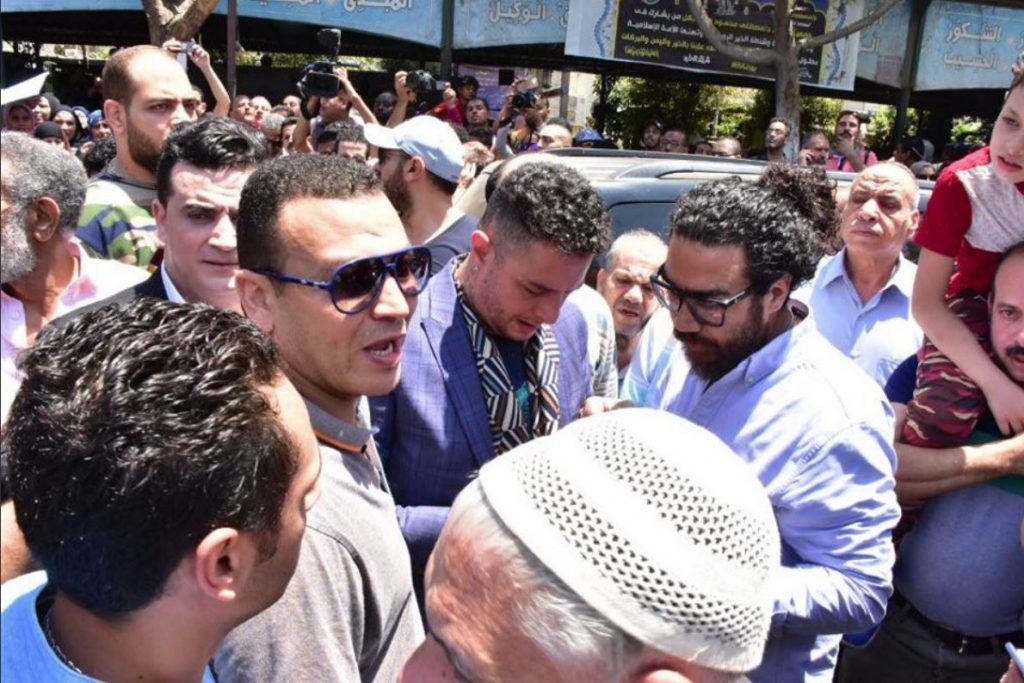 أول تعليق لأحمد الفيشاوي بعد وفاة والده: «نفذت الوصية»