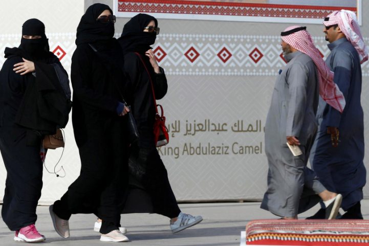 السعودية تخطط لتخفيف قيود السفر عن النساء/رويترز 