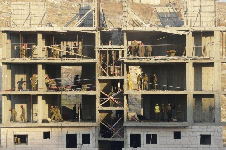 جنود إسرائيليون لحظة تفخيخهم لأحد البنايات في صور باهر/ مواقع التواصل