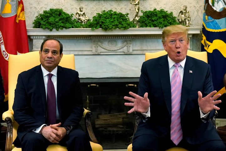 الرئيس الأمريكي دونالد ترامب، ونظيره المصري عبد الفتاح السيسي في لقاء سابق - رويترز