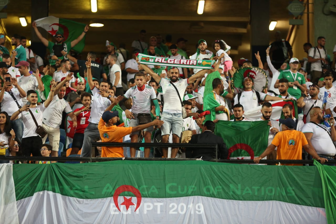 ترحيل 25 مشجعاً قسراً.. «حمَّى أبو تريكة» تهدد استمرار المشاعر الإيجابية بين مصر والجزائر