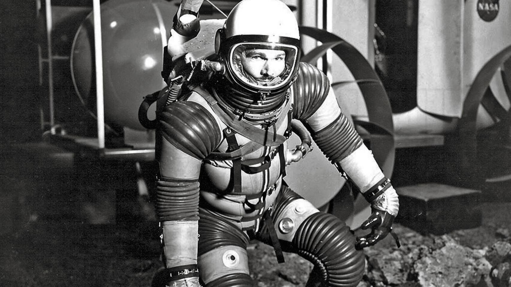 دُفن على القمر.. تعرَّف على الرجل الذي نشرت ناسا رماد جثته بمركبة فضائية