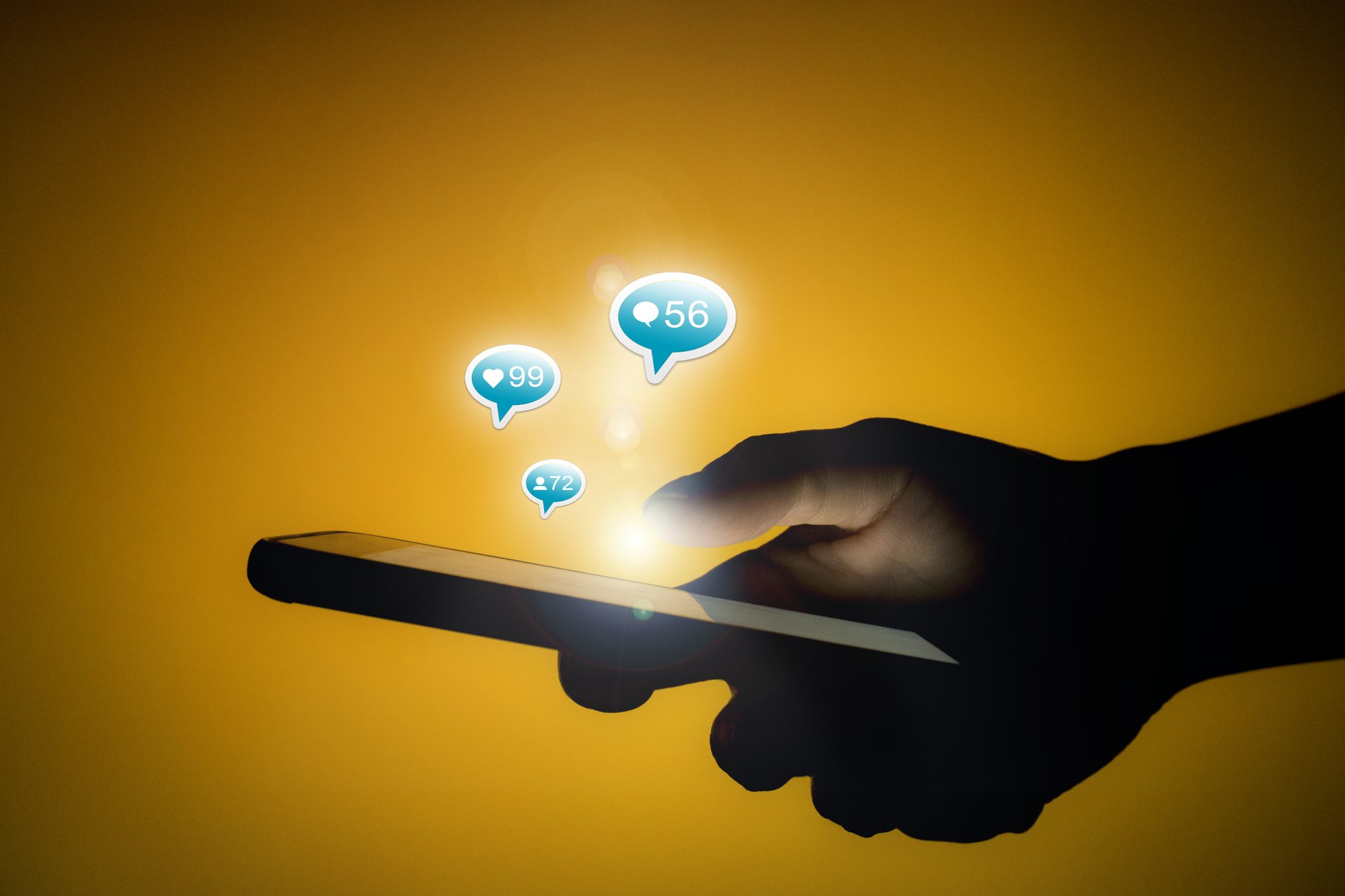 كيف تغادر إحدى مجموعات واتساب  بـ«أدب»، وغيرها من معضلات التواصل الاجتماعي