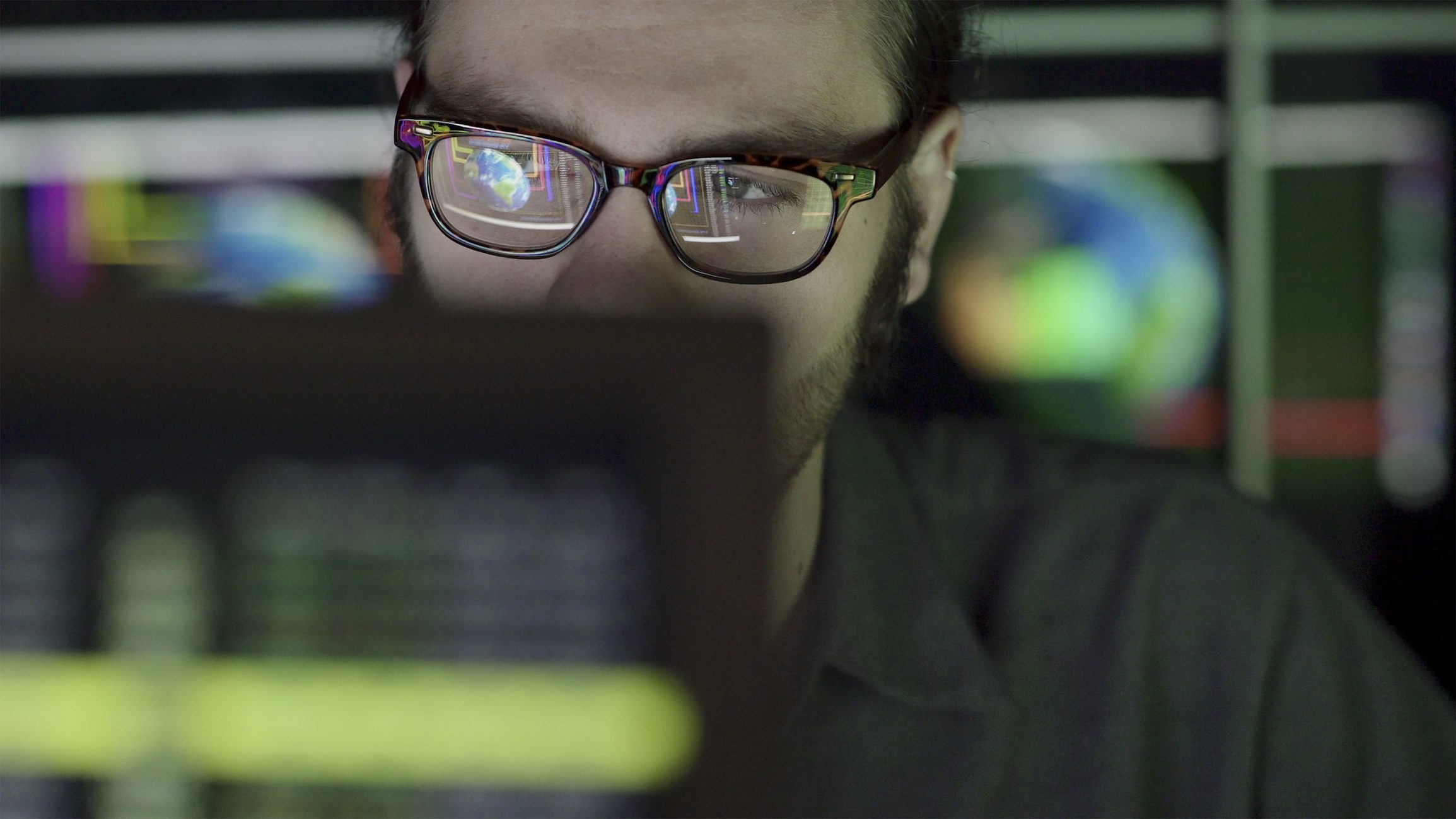 تضمَّنت بعض التغريدات رسائل مسيئة وساخرة، مثل "تباً للشرطة، أطلقوا سراح مغني الراب"، و "لا تعليق، أريد محاميّ" و "ماذا ستفعل؟ هل ستتصل بالشرطة؟".