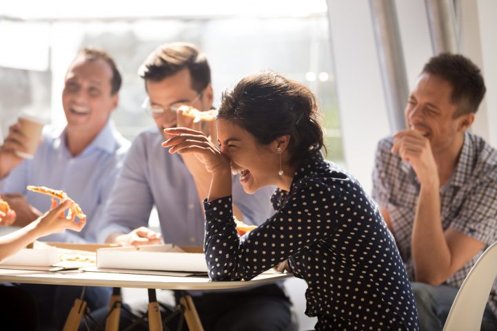 iStock\ استمع باهتمام لزملائك