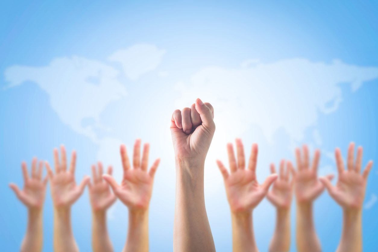 انخراط الكثيرين بالعمل السياسي.. في مصلحة المجتمع أم لا؟