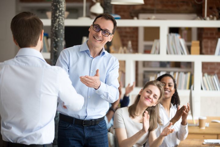 iStock\ اعترف بفضل زملائك وقت الحاجة