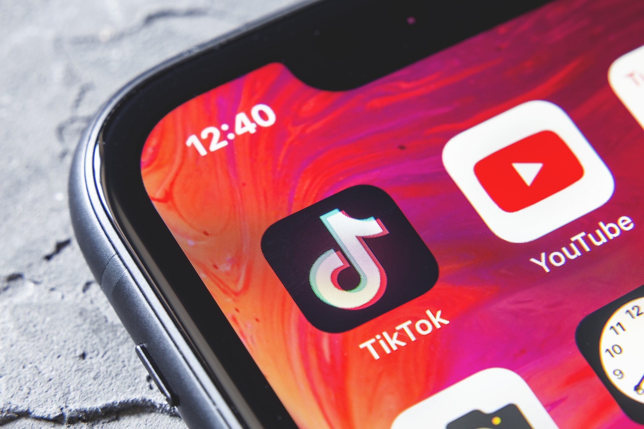 اللجنة تفحص الآن الطريقة التي يجمع بها TikTok البيانات الخاصة والمخاوف إزاء نظام المراسلة المفتوحة،