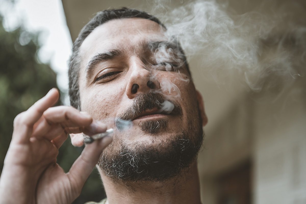 آباء بريطانيون يدخنون «الحشيش» مع أطفالهم لأنهم يفضلون تجربته تحت رقابتهم