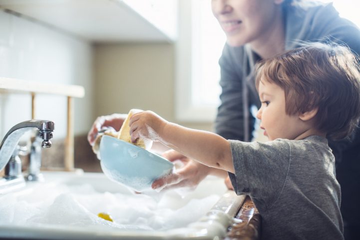 iStock\ دعي أطفالك يساعدونك في الأعمال المنزلية